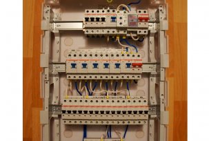 How to install circuit breakers and RCDs in an electrical panel