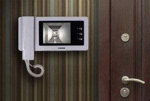 Intercom with video surveillance for an apartment compatible with the connection