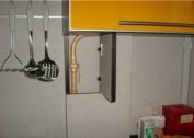 How to decorate gas pipes in the kitchen