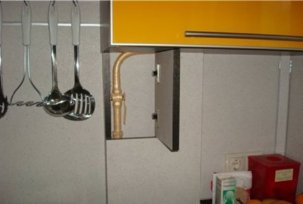 How to decorate gas pipes in the kitchen