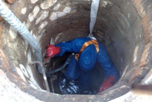 Auxiliary techniques for cleaning sewer wells