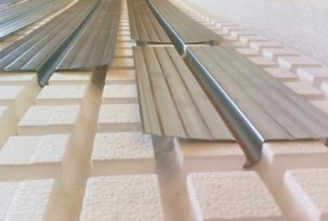 Heat distribution plates for underfloor heating