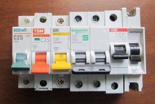 Varieties and calculation of three-phase circuit breakers