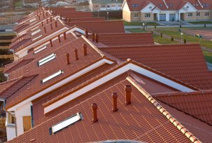 Ventilation de l'espace sous le toit du toit souple et du métal: interstices, évents, filets