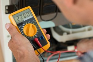 Voltage measurement in an electric network with a multimeter