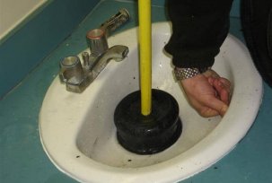 Sewer pipe cleaning with a plunger and its analogues