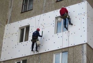 Wie man ein Plattenhaus draußen isoliert