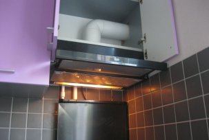 Cooker hood with outlet to the ventilation and its installation