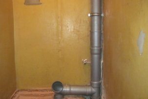 Who should change the sewer riser in the apartment