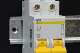 Dimensions of circuit breakers for mounting on a DIN rail