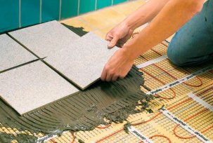 Methods and features of laying tiles on a warm floor