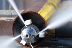 Sewer pipe cleaning by hydrodynamic flushing