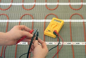 Memeriksa pemanasan bawah lantai dengan multimeter