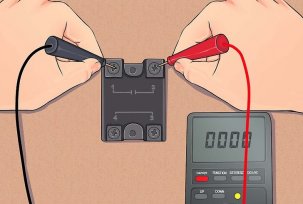 Funksjonell test av reléet med en multimeter