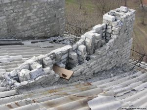 détruit les conduits de ventilation d'un immeuble d'habitation