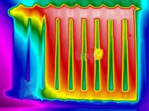 Støpejerns radiatoroperasjon gjennom et termisk bilde