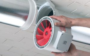 Un ventilateur conçu pour être installé dans la zone de jonction des tuyaux